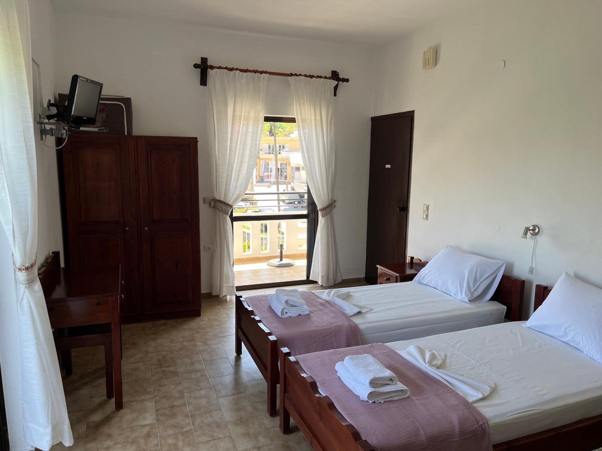 Zourpos Studios & Apartments Kalívesz Kültér fotó