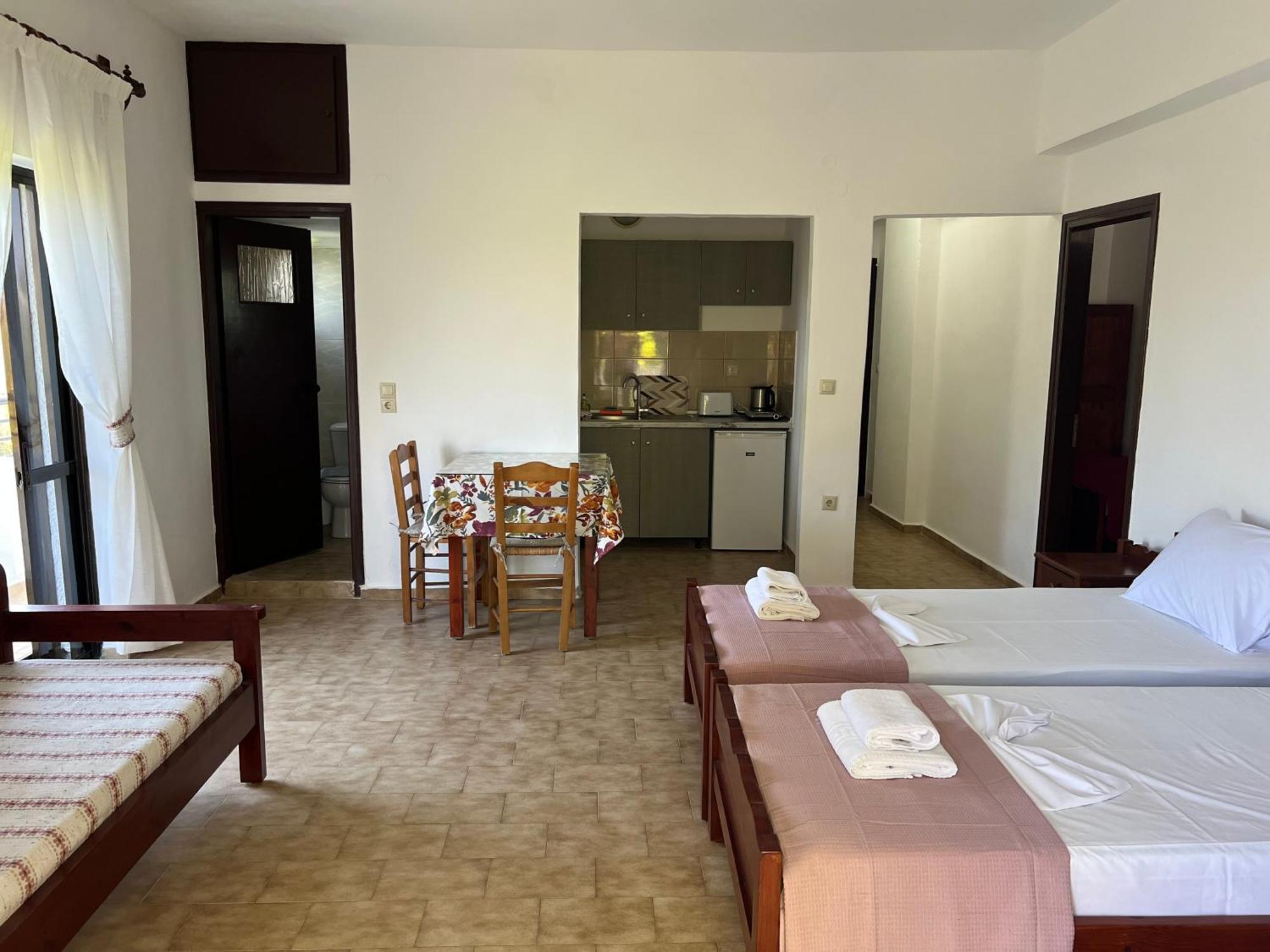 Zourpos Studios & Apartments Kalívesz Kültér fotó