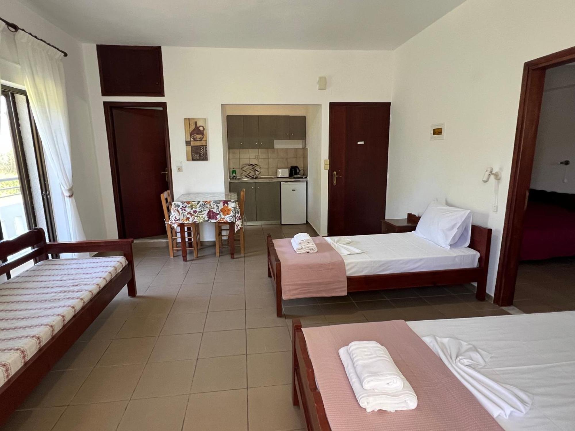 Zourpos Studios & Apartments Kalívesz Kültér fotó