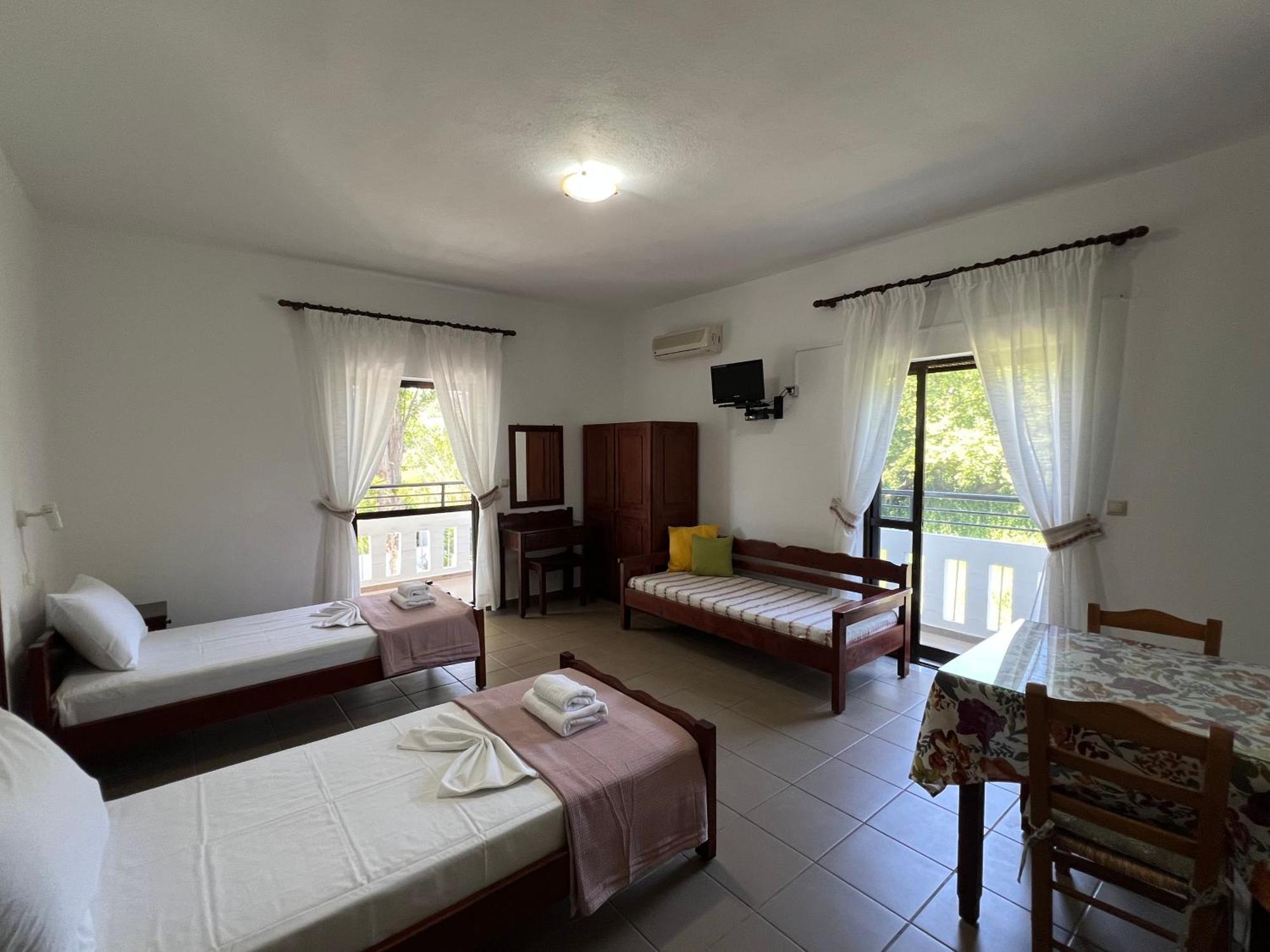 Zourpos Studios & Apartments Kalívesz Kültér fotó