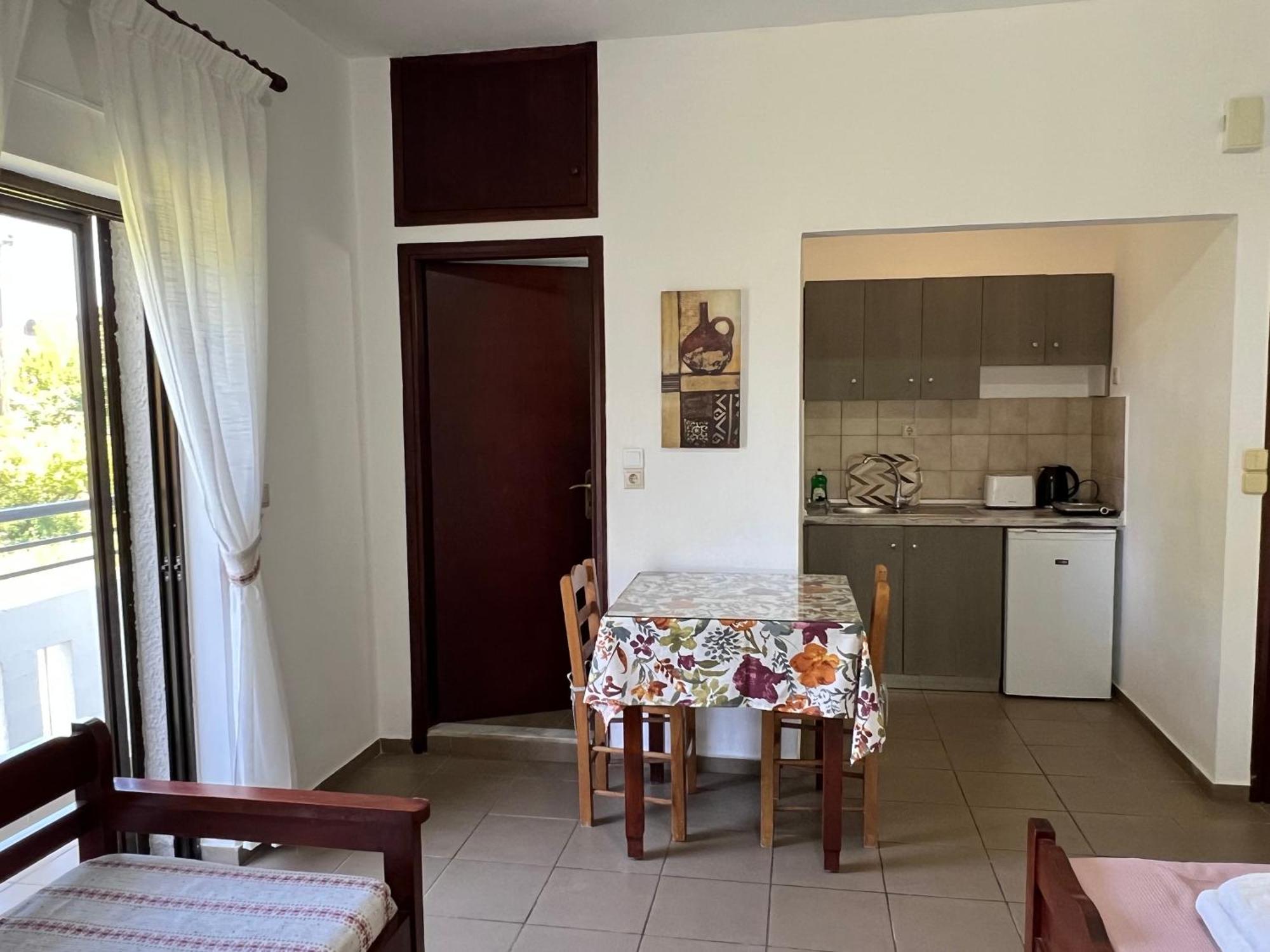 Zourpos Studios & Apartments Kalívesz Kültér fotó